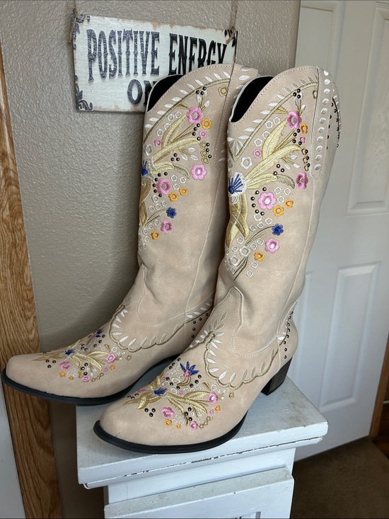 Mafedy Shoes - WESTERN Beige Floral Embroidered Heeled Boots